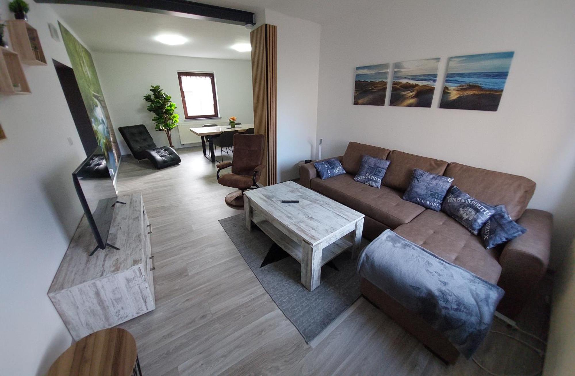 Ganze Ferienwohnung 5 Km Von Erfurt, Mit Kaffeevollautomat, Tv, Wlan, Boxspringbett, Schlafsofa Und Einkaufsmoeglichkeiten, Sehr Gute Anbindung Zur A71 Und A4, Kostenloser Oeff Parkplatz Fuer Pkw Und Transporter Elxleben Luaran gambar