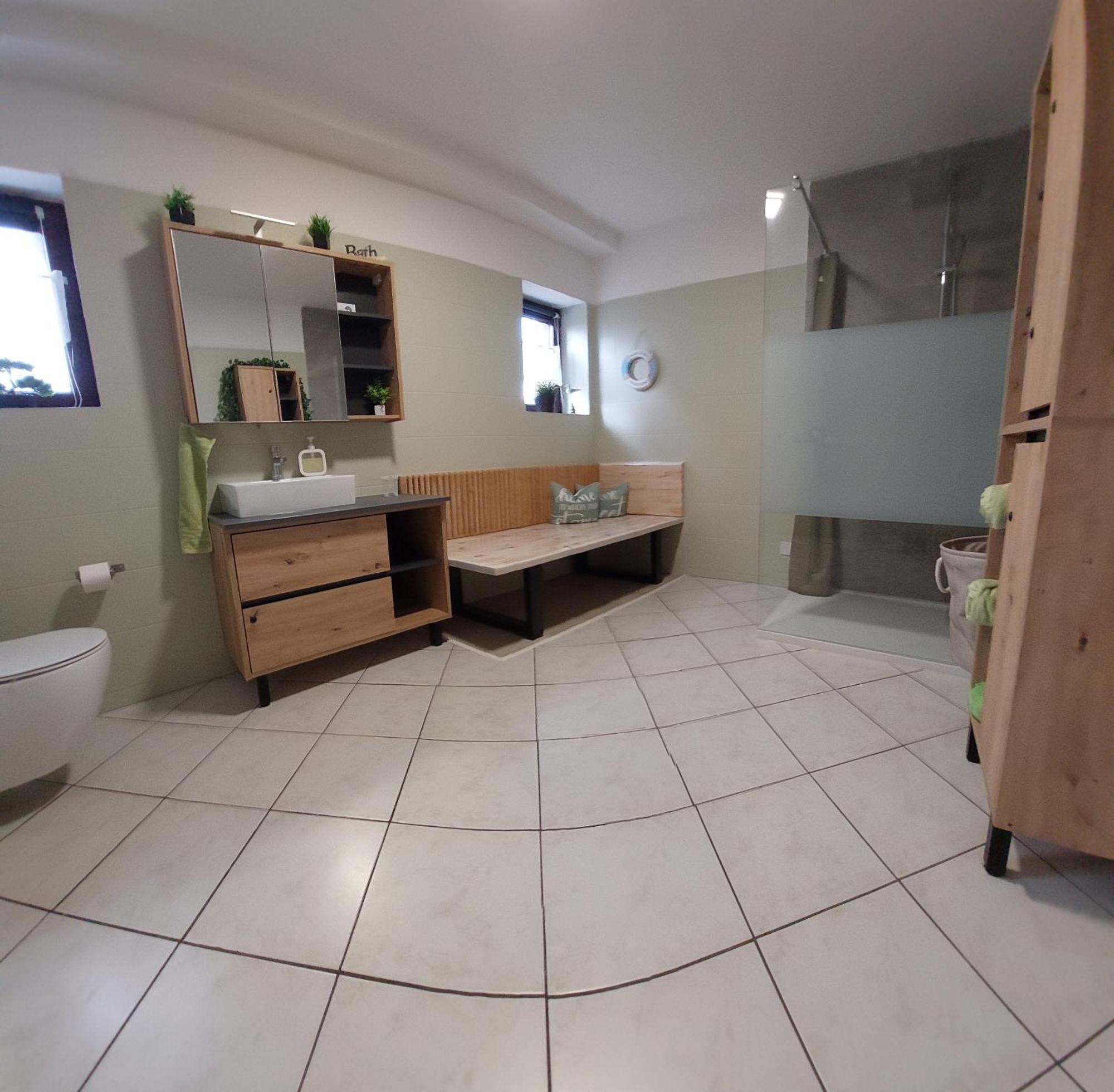 Ganze Ferienwohnung 5 Km Von Erfurt, Mit Kaffeevollautomat, Tv, Wlan, Boxspringbett, Schlafsofa Und Einkaufsmoeglichkeiten, Sehr Gute Anbindung Zur A71 Und A4, Kostenloser Oeff Parkplatz Fuer Pkw Und Transporter Elxleben Luaran gambar