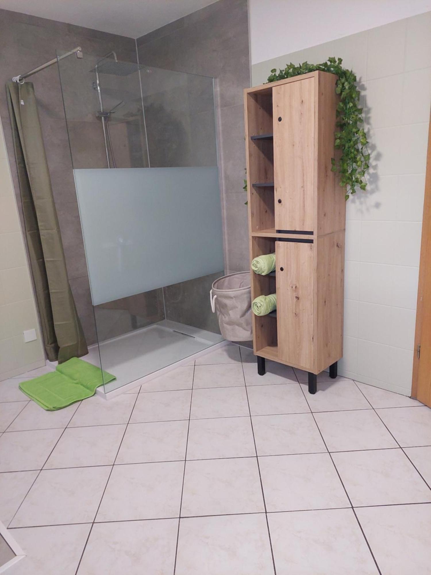 Ganze Ferienwohnung 5 Km Von Erfurt, Mit Kaffeevollautomat, Tv, Wlan, Boxspringbett, Schlafsofa Und Einkaufsmoeglichkeiten, Sehr Gute Anbindung Zur A71 Und A4, Kostenloser Oeff Parkplatz Fuer Pkw Und Transporter Elxleben Luaran gambar